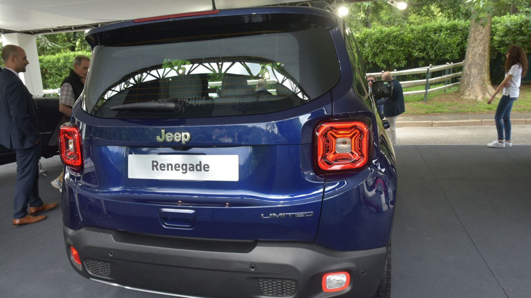 Ảnh thực tế SUV cỡ nhỏ Jeep Renegade 2019: Vẻ đẹp nam tính từ trong ra ngoài - 2