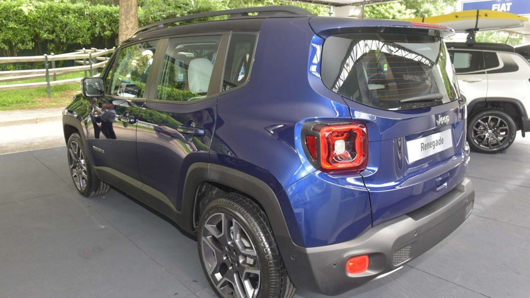 Ảnh thực tế SUV cỡ nhỏ Jeep Renegade 2019: Vẻ đẹp nam tính từ trong ra ngoài - 6