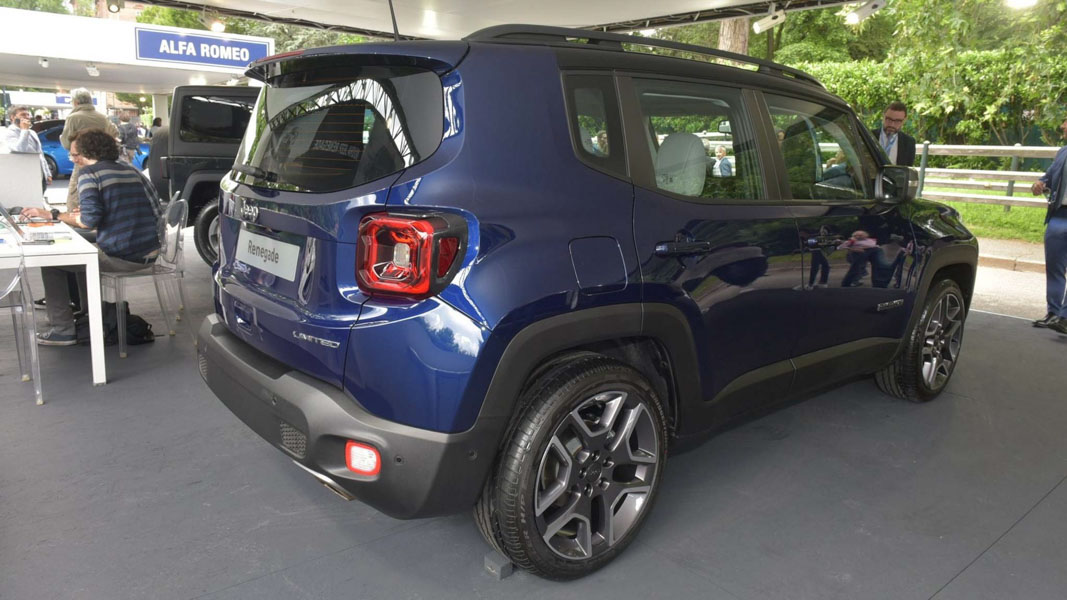 Ảnh thực tế SUV cỡ nhỏ Jeep Renegade 2019: Vẻ đẹp nam tính từ trong ra ngoài - 11