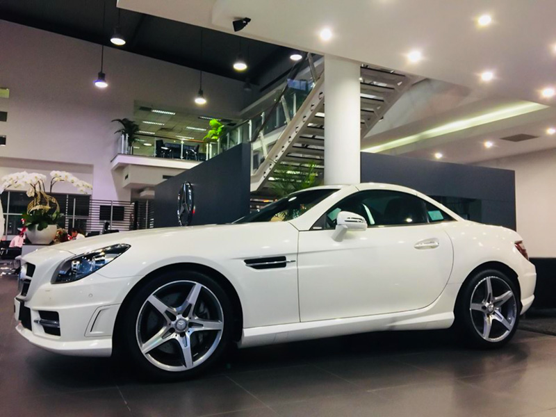 Mercedes-Benz SLK350 CarbonLOOK Edition: Mui trần tuyệt đẹp từ &#39;&#39;ngôi sao ba cánh&#39;&#39; - 10