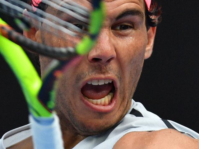 Clip hot Roland Garros: ”Thánh lỳ đòn” Nadal, đối thủ phát nản