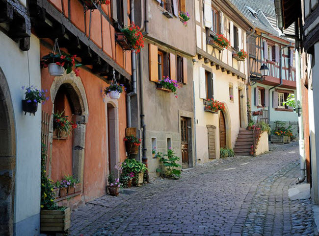 Eguisheim, Pháp: Thị trấn cổ nổi tiếng những với những ngôi nhà bằng gỗ được sơn màu xanh và hồng, đường phố lát đá cuội và rất nhiều chậu hoa.