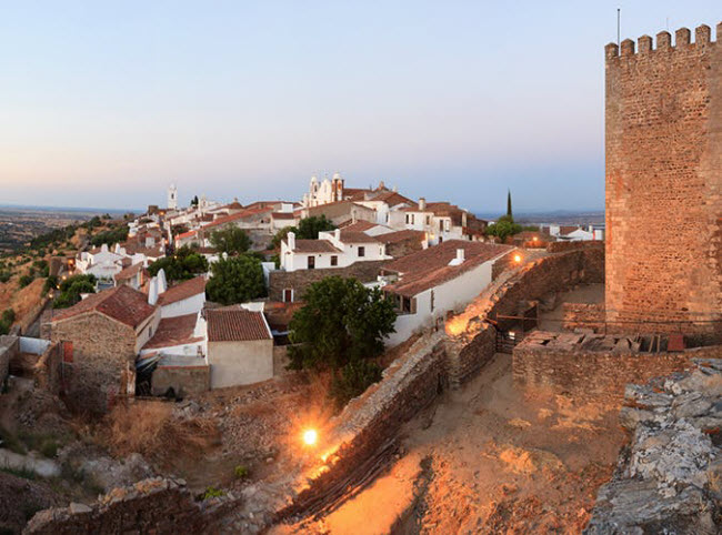 Monsaraz, Bồ Đào Nha:&nbsp; Nằm tại vùng Alentejo gần biên giới với Tây Ban Nha, thị trấn Monsaraz có phong cảnh đồng quê tuyệt đẹp. Nơi đây từng thuộc quyền cai trị của người La Mã, Ả-rập, Do thái và Cơ đốc.