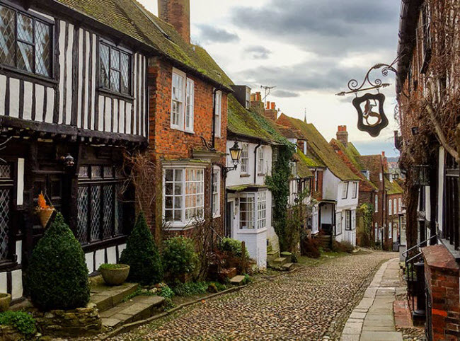 Rye,&nbsp;Anh: Hành trình du lịch đến với thị trấn cổ gần bờ biển ở East Sussex giống như quay trở lại thời gian. Những người bán sách tự do, quán cà phê, cửa hàng hải sản và nhà trọ nằm dọc đường phố hẹp được lát đá cuội.