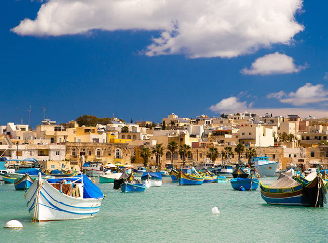 Marsaxlokk, Malta: Làng chài lớn nhất ở Malta là nơi sinh sống của khoảng 4.000 cư dân. Nơi đây có một chợ hải sản khổng lồ vào Chủ Nhật hằng tuần.Cảng biển gây ấn tượng với những chiếc thuyền đánh cá nhiều màu sắc và nhà hàng ngoài trời.