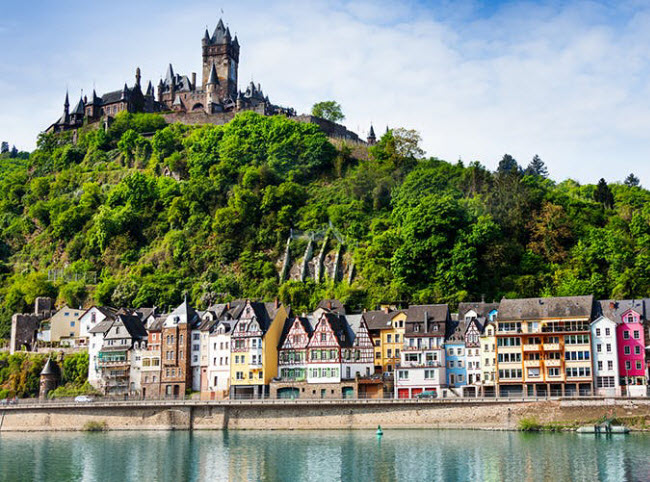 Cochem, Đức: Thị trấn này là một trong những địa điểm nổi tiếng nhất trên mạng xã hội Instagram. Điểm nổi bật nhất ở nơi đây là tòa lâu đài cổ trên ngọn đồi cao, nhìn xuống thị trấn và sông Moselle.