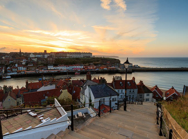 Whitby,&nbsp;Anh: Thị trấn ven biển ở vùng Yorkshire có phong cảnh đẹp khiến du khách mê mẩn. Điểm du lịch hấp dẫn nhất ở đây là lối đi gồm 199 bậc dẫn lên khu thắng Whitby Abbey.