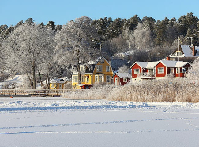 Sigtuna, Thụy Điển: Thị trấn lâu đời nhất ở Thụy Điển được xây dựng từ thế kỷ thứ 10. Nơi đây được bao phủ bởi tuyết phần lớn thời gian trong năm và vào mùa Giáng sinh, nó là một trong những địa điểm nhộn nhịp nhất châu Âu.