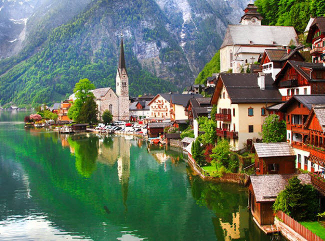 Hallstatt, Áo: Thị trấn có phong cảnh đẹp như trong truyện cổ tích. Được xây dựng năm 800 trước công nguyên, tên của thị trấn có nghĩa là “Hòn ngọc của Áo”.