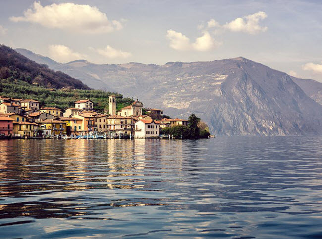 Monte Isola, Italia: Được bao quanh bởi hồ Iseo ở Lombardy, thị trấn Monte Isola là đảo hồ lớn nhất ở Italia. Tới đây, du khách có thể đi bộ hay đạp xe thư giãn quanh hòn đảo xanh mướt cũng như thưởng thức hải sản tươi ngon.
