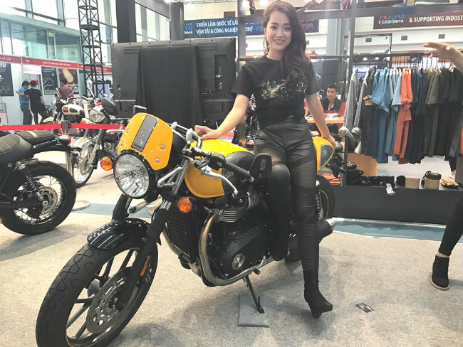 Người đẹp tạo dáng bên xế nổ Street Cub của Triumph tại Vietnam AutoExpo 2018.