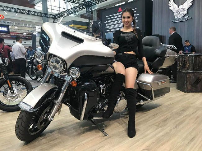 Harley-Davidson Ultra Limited Low trưng bày tại Triển lãm AutoExpo 2018 đang diễn ra tại Hà Nội. Mẫu xe này với lợi thế hình thể hoành tráng, đắt tiền, nhiều tiện nghi nên rất nổi bật tại gian hàng của Harley-Davidson.