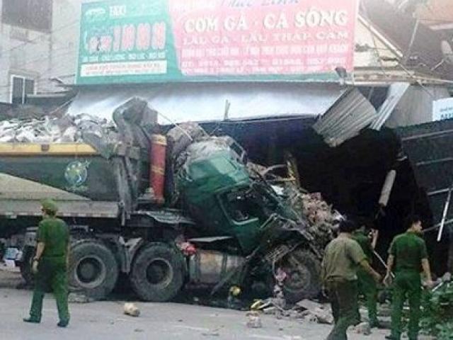 Kinh hoàng: Xe tải đâm sập tường 3 ngôi nhà lúc rạng sáng