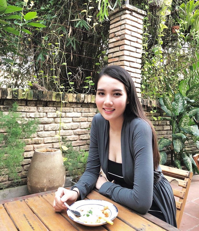 Diệp Hồng Đào - bà xã kém đạo diễn Ngô Quang Hải 25 tuổi khoe nhan sắc trẻ đẹp trên Facebook cá nhân.