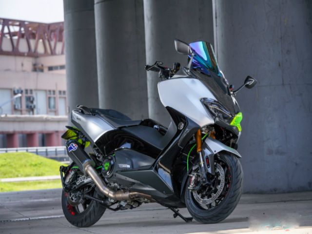 Yamaha TMAX 530 bọc sợi carbon nâng tầm đẳng cấp xe ga cỡ lớn