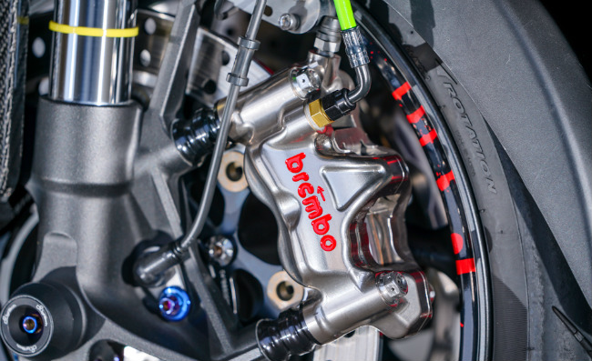 Kẹp phanh Brembo được tăng cường đem lại hiệu suất hãm tốc đỉnh cao.