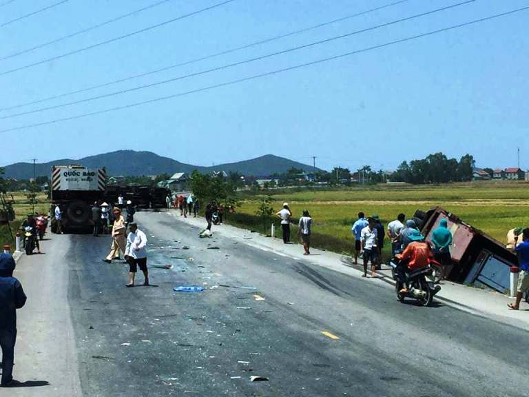 Xe tải, xe khách và xe container đâm liên hoàn trên tuyến tránh TP.Vinh - 1