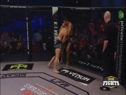 Thể thao - Đòn kinh điển MMA: Cao thủ Brazil đu người siết cổ như &quot;trăn Nam Mỹ&quot;