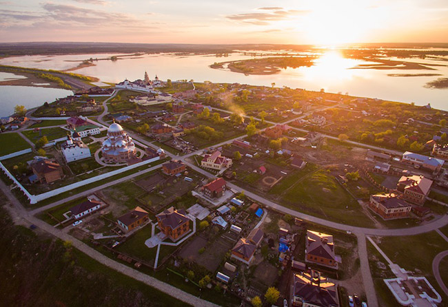Thị trấn Sviyazhsk: Thị trấn đảo Sviyazhsk quyến rũ và đẹp như tranh vẽ nằm ở điểm giao cắt lịch sử của Tuyến Đường sắt và Tuyến đường tơ lụa, là khu vực chiến lược cho Ivan the Terrible khi ông thành lập thị trấn vào năm 1551.