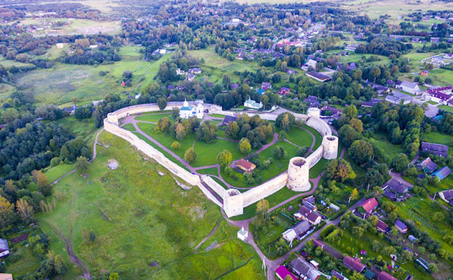 Stary Izborsk: Ngôi làng cổ xưa này gần biên giới Estonia và được thành lập vào năm 862 sau Công nguyên. Pháo đài đá đổ nát và nhà thờ St Nicolas thế kỷ 14 là điểm thu hút chính của khu định cư cổ này.