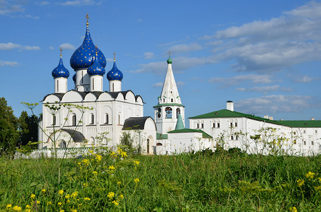 Suzdal: Là một trong những ngôi làng lâu đời nhất của Nga có niên đại từ thế kỷ thứ 11. Vào thế kỷ 12, nó trở thành thủ đô của Công quốc Vladimir-Suzdal, với Moscow chỉ là một thị trấn vệ tinh nhỏ.