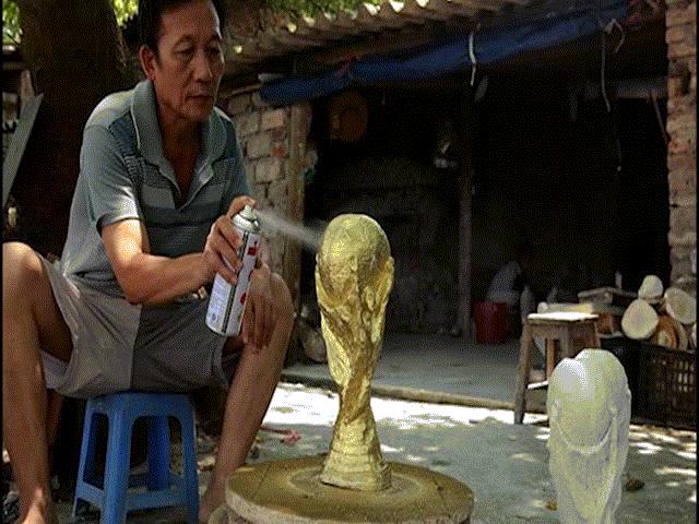 Đột nhập lò sản xuất “cúp vàng World Cup” ngay tại Hà Nội