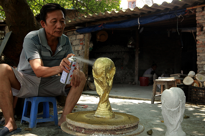 Đột nhập lò sản xuất “cúp vàng World Cup” ngay tại Hà Nội - 2