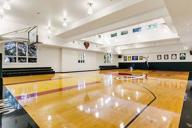 Ngôi sao lớn của NBA còn xây dựng sân bóng rổ rộng khoảng 6.000 feet vuông, với biểu tượng của đội chơi Miami Heat.