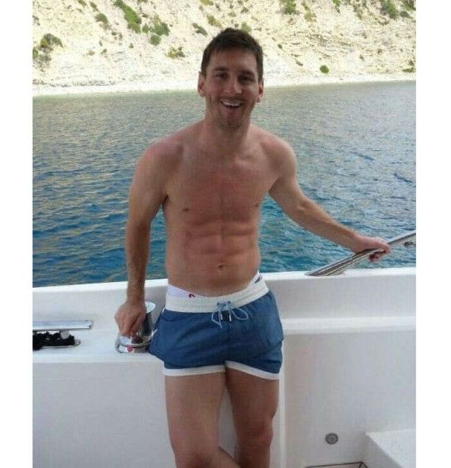 Hồi bé, Messi bị thiếu hụt hormone tăng trưởng, tưởng rằng chỉ cao nổi 1m4 nhưng anh đã rèn luyện không ngừng để có được dáng vóc như hiện tại.
