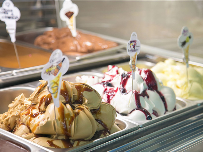 Gelato, Ý: một phiên bản kem Ý, giống như kem mềm hơn kem truyền thống của Mỹ. Gelato có nhiều hương vị khác nhau, bao gồm quả mâm xôi, quả hồ trăn, rum và sô cô la.