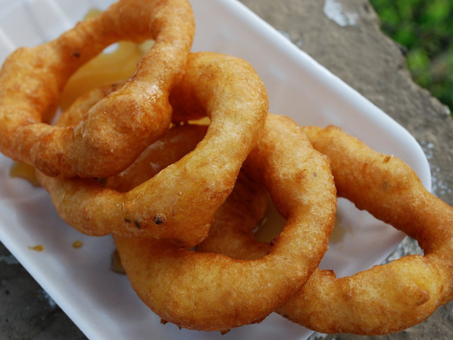 Picarones: Là phiên bản Peru của một chiếc bánh rán kiểu Mỹ. Chúng được làm bằng cách chiên giòn bởi một hỗn hợp của khoai lang, bí, bột mì, nấm men, đường, và hương hồi.