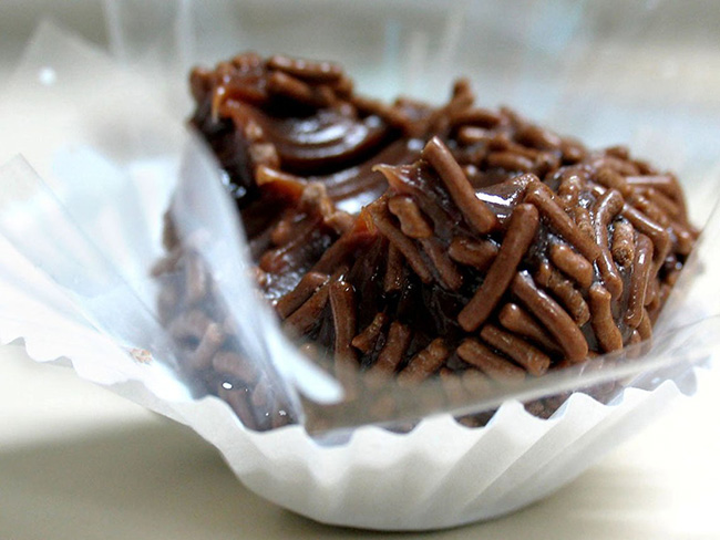 Brigadeiros, Brazil. Đây là món tráng miệng được làm bằng sô-cô-la bột, sữa đặc và bơ. Nó có thể được ăn như một hỗn hợp nấu chín hoặc được đúc thành những quả bóng nhỏ được bao phủ trong sprinkles.