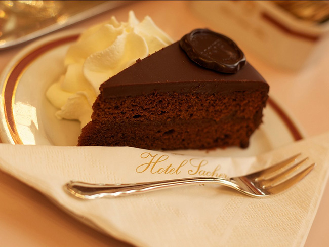 Sachertorte, Áo: Là một loại bánh sô cô la dày đặc nhưng không quá ngọt được phát minh vào năm 1832 bởi Franz Sacher.