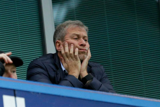 Tỷ phú fan “ruột” MU hỏi mua Chelsea 2 tỷ bảng, Abramovich sốc nặng - 1