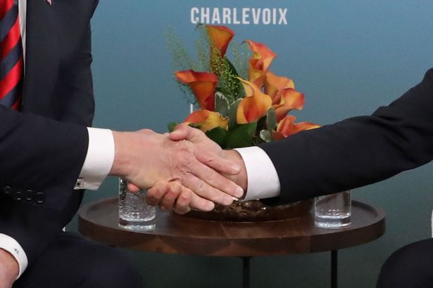 Ông Trump bị Tổng thống Pháp bắt tay chặt đến mức tay biến sắc - 1