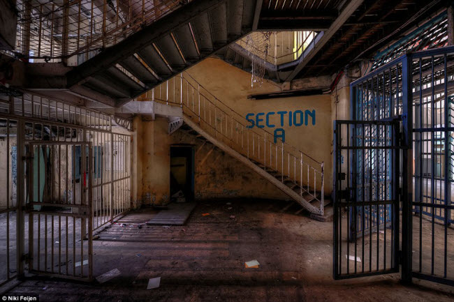 Một số địa điểm Feijen chụp ảnh đặc biệt u ám như trong bức ảnh này. Nó trông giống như một nhà tù hay viện tâm thần bỏ hoang.