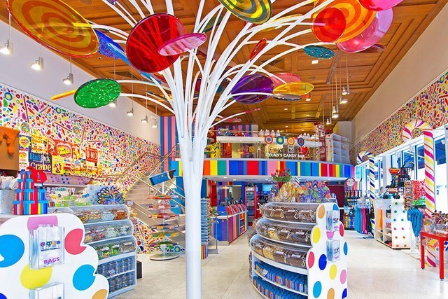 Mọi đứa trẻ đều sẽ thích mê trong những cửa hàng kẹo to đẹp nhất thế giới này - 1