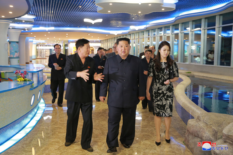 Kim Jong-un đưa vợ tới nhà hàng trước cuộc gặp với Trump - 1