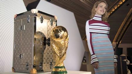 Mùa World Cup: Có ngay vali sang chảnh chả đựng gì chỉ đựng cúp của LV - 1