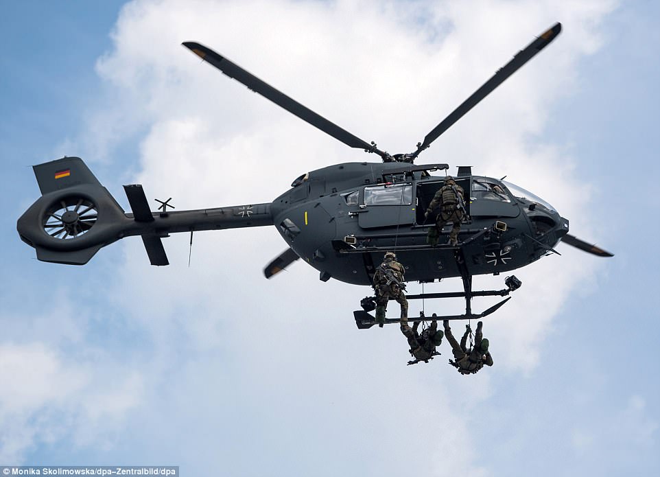 Xem đặc nhiệm Đức diễn tập tụt từ trực thăng xuống giải cứu con tin - 1
