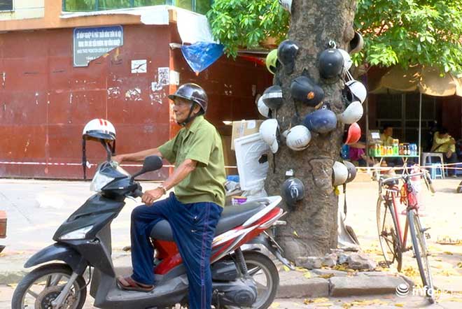 Ông già &#34;gàn dở&#34; nhặt mũ hỏng, làm xe ôm miễn phí cho người nghèo - 4