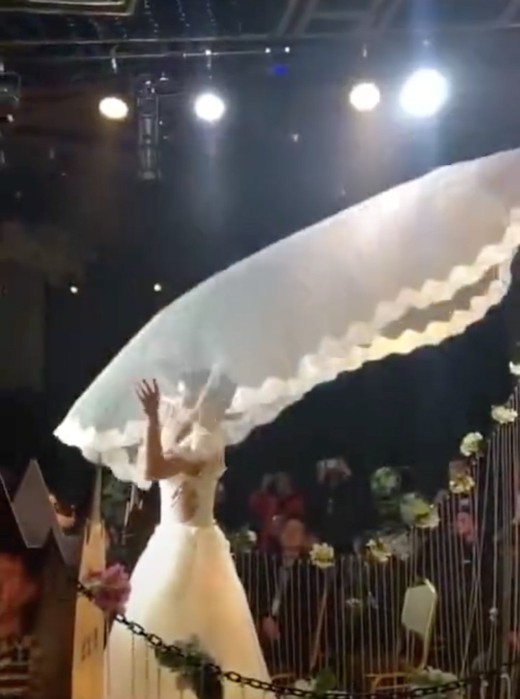 Cô dâu chơi trội khi đội khăn voan biết bay trong lễ cưới - 1