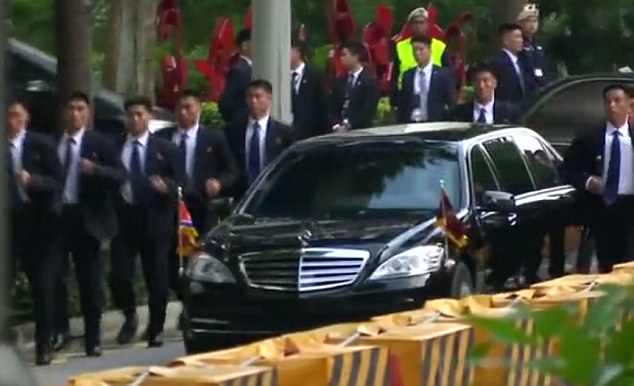 Cận cảnh 12 vệ sĩ chạy bộ &#34;chất lừ&#34; của ông Kim Jong-un ở Singapore - 1