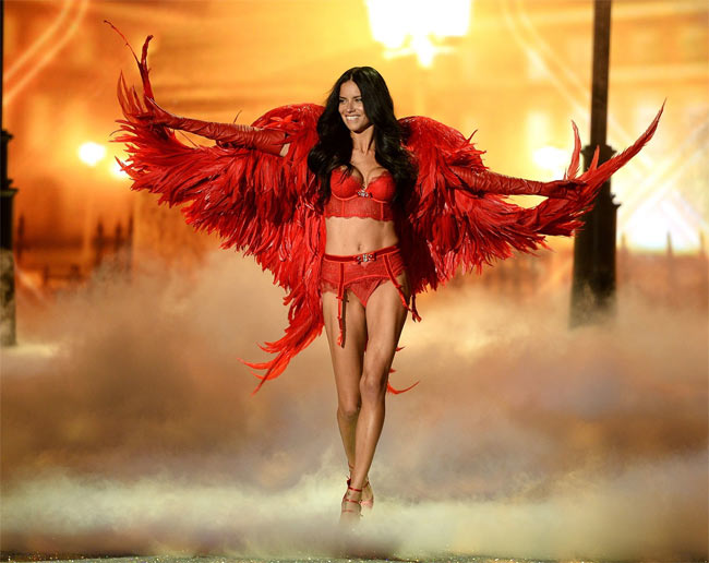 Adriana Lima là một trong những "quốc bảo mỹ nữ" Brazil. Cô là thiên thần nội y kỳ cựu của Victoria's Secret.