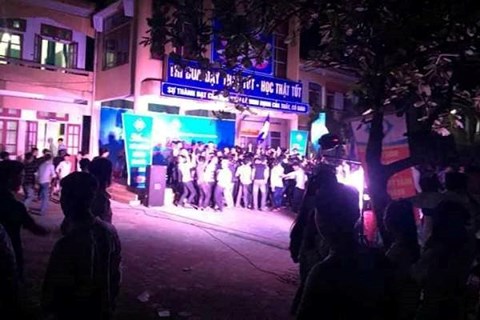 Chuyện lạ ở Hà Tĩnh: Trường THPT tổ chức lễ bế giảng vào... ban đêm - 1