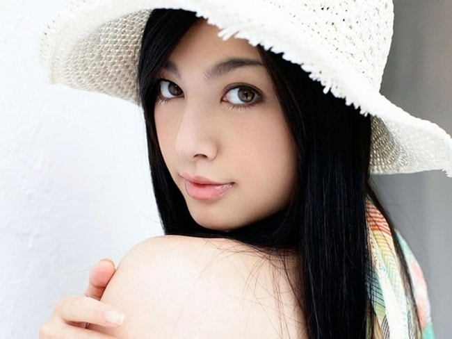 Saori Hara là cái tên đình đám của làng phim 18+ Nhật Bản. Năm 2011, người đẹp sinh năm 1988 tham gia tác phẩm "Nhục bồ đoàn" của Hong Kong.