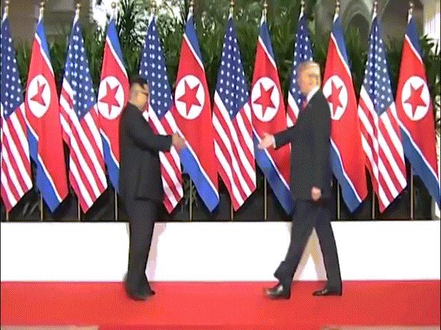 Vì sao Donald Trump đặt tay vào lưng Kim Jong-un?