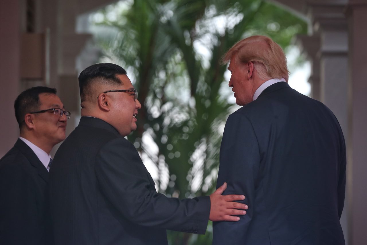 Vì sao Donald Trump đặt tay vào lưng Kim Jong-un? - 4