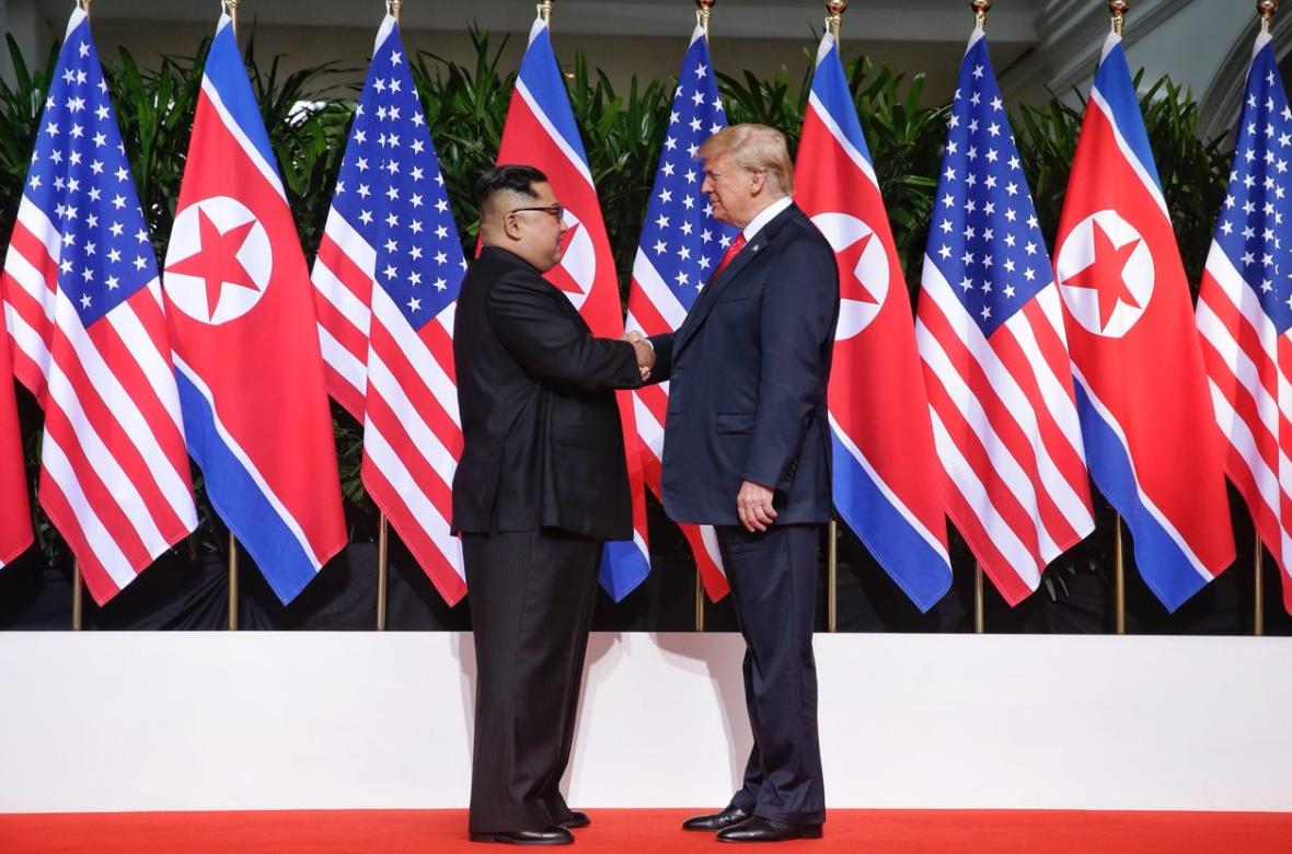 Vì sao Donald Trump đặt tay vào lưng Kim Jong-un? - 1