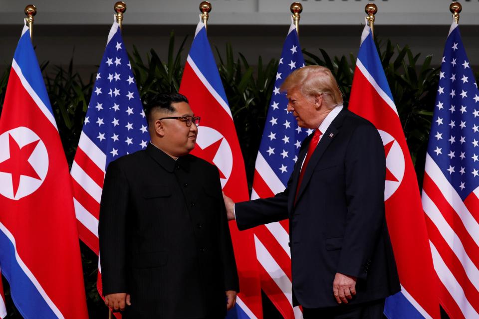 Vì sao Donald Trump đặt tay vào lưng Kim Jong-un? - 2